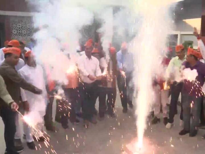 उपचुनाव में मिली जीत के बाद कार्यकर्ताओं ने पटाखे फोड़कर खुशियां जताई. जीत की खुशी में जमकर आतिशबाजी की गई. नतीजे आने के बाद बीजेपी समर्थकों की मौके पर भीड़ जुट गई.