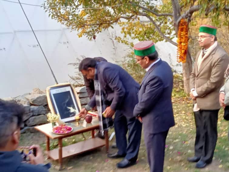 CEC Rajiv Kumar Visits Residence Of India's First Voter Shyam Saran Negi In Himachal Pradesh, Says 'True Tribute Would Be To Vote' 'True Tribute Would Be To Vote': CEC Rajiv Kumar Visits Residence Of Independent India's First Voter After His Demise