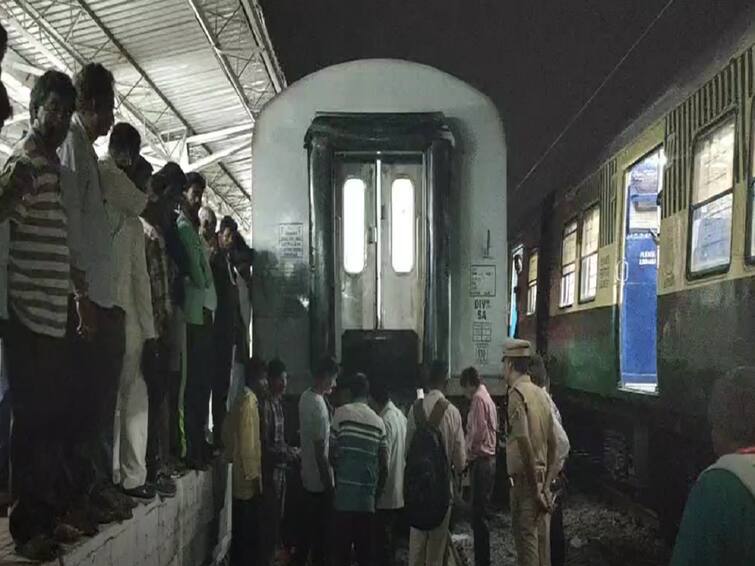 Connection of two coaches of Cheran Express train from Chennai to Coimbatore broke near Thiruvallur ஓடும் ரயிலில் ஏற்பட்ட விபரீதம்.. ஓட்டநரின் சாமர்த்தியதால் உயிர் தப்பிய ரயில் பயணிகள்