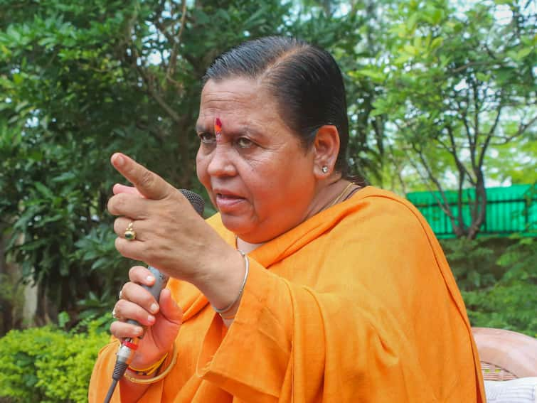 BJP MP Uma Bharti opened front against her own government lead by Shivraj Singh Chauhan Over New Excise Policy नई शराब नीति पर बढ़ी शिवराज चौहान की मुश्किलें,  उमा भारती ने खोला मोर्चा, ठेके के सामने मंदिर में डाला डेरा