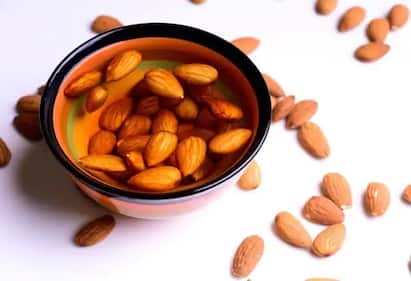 health benefits of eating soaked almonds in winter | Benefits of almonds :  પલાળેલી બદામ ખાવાના ગજબ છે ફાયદા, આ રીતે કરો સેવન