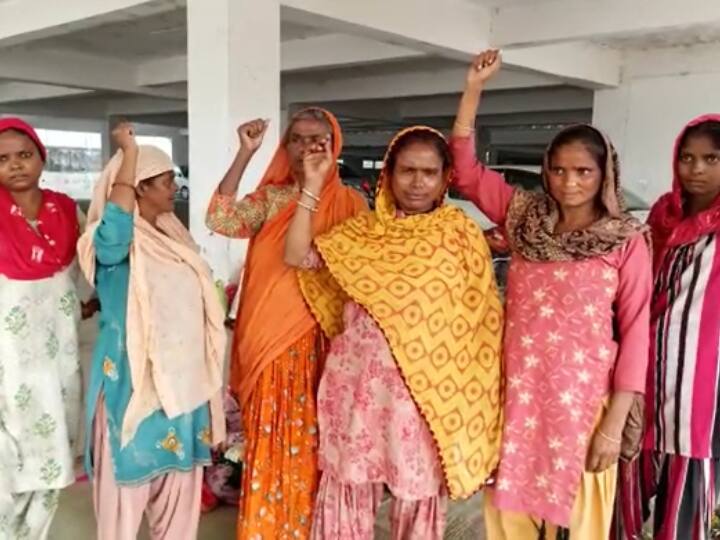 Hapur woman was thrown out of hospital which woman gave birth to a child on road UP News ANN Hapur News: प्रसव पीड़ा से तड़प रही महिला को अस्पताल से निकाला बाहर, प्रसूता ने सड़क पर दिया बच्चे को जन्म