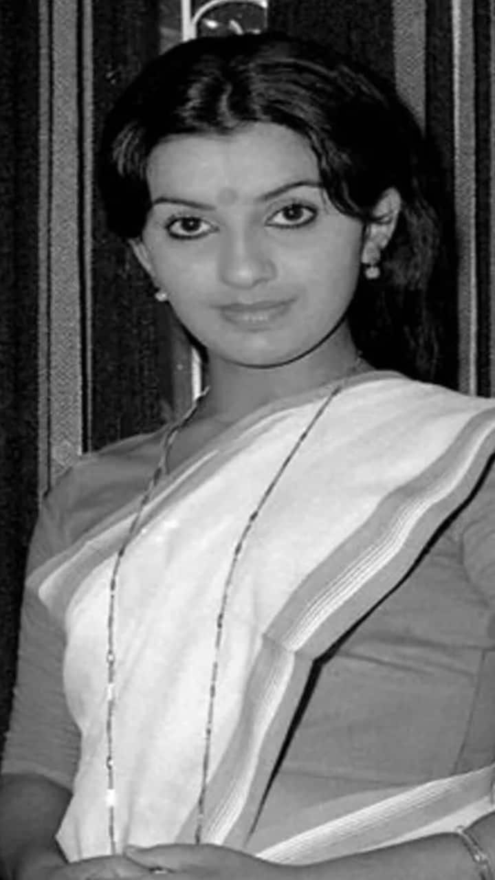 இவர் தற்போது நாடங்களிலும் நடித்து வருகிறார்