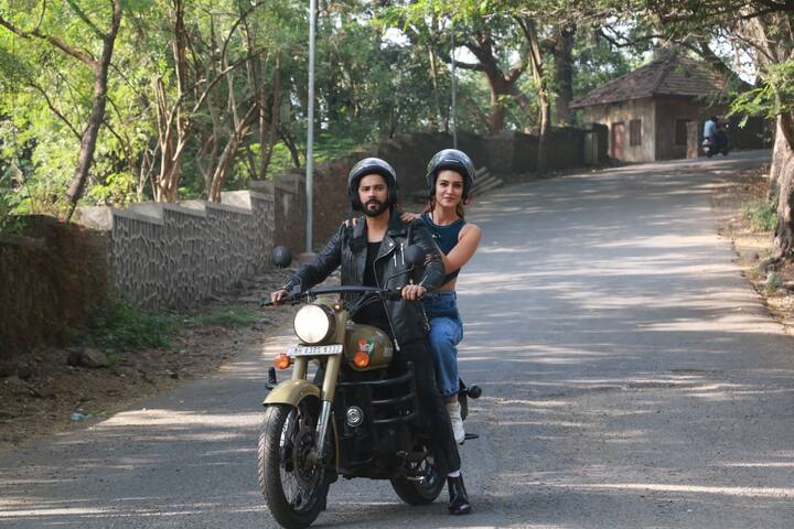 हाल ही में दोनों मुंबई की सड़कों पर बुलेट पर घूमते हुए नजर आ आए हैं. दोनों बाइक पर हेलमेट पहने हुए सैर कर रहे हैं.