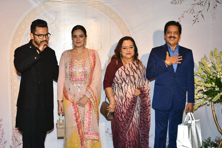 बॉलीवुड के फेमस सिंगर उदित नारायण भी इस दौरान अपने बेटे आदित्य और पत्नी के साथ वहां पहुंचे.