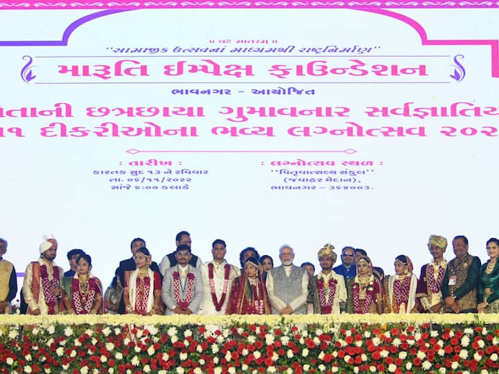 Prime Minister Narendra Modi attended the mass marriage 'Papa Ni Pari' in Bhavnagar during his visit to Gujarat. He blessed the newlyweds on the stage. (Image Source: PTI)