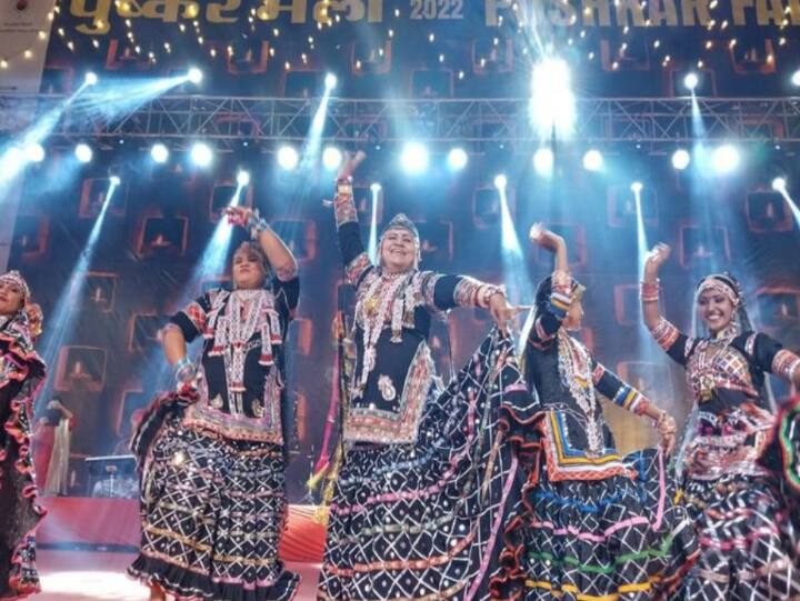 Pushkar Fair 2022: 16 किलो वजनी ड्रेस पहनकर बेटी-पोती संग थिरकीं डांसर गुलाबो, कल ये हैं कार्यक्रम Pushkar Fair 2022 Dancer Gulabo danced wearing a dress weighing 16 kg in Rajasthan ann Pushkar Fair 2022: 16 किलो वजनी ड्रेस पहनकर बेटी-पोती संग थिरकीं डांसर गुलाबो, कल ये हैं कार्यक्रम
