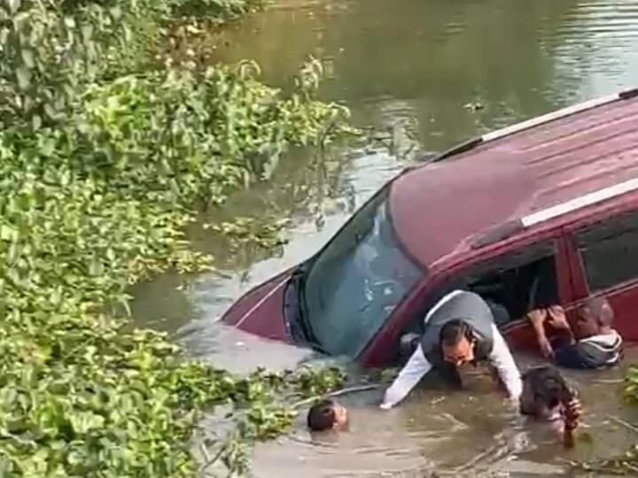 Bilaspur Video Viral speeding car falls into drain three people swim to pull driver out ANN Bilaspur: कार सहित पानी में डूब रहा था ड्राइवर, तीन लोगों ने तैरकर बचाई जान, Video Viral