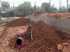 ఇద్దరు మహిళలపై కంకర కుప్ప, ట్రాక్టర్‌తో అమాంతం పోసేసిన వ్యక్తులు - సచ్చిపో పర్లేదు అంటూ చోద్యం!