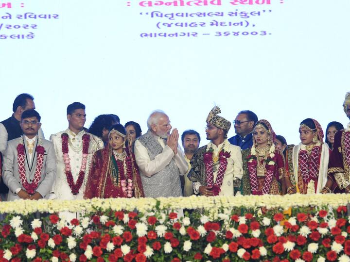 PM Modi interacted with the newlywed couples on stage and showered them with his blessings for a happy and prosperous life ahead. (Image Source: PTI)