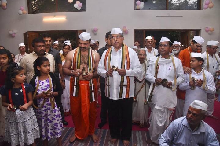 यावेळी चंद्रकांत पाटील हे टाळ मृदंगाच्या तालावर आणि विठ्ठलाच्या नामघोषात तल्लीन झाले. (फोटो सौजन्य : चंद्रकांत पाटील फेसबुक अकाऊंट)