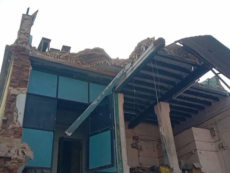 Thanjavur accident: an old building in thanjavur is collapsed no deaths have been recorded yet TNN தஞ்சை கீழ ராஜவீதியில் மிகப்பழமையான கட்டிடத்தின் ஒரு பகுதி இடிந்தது