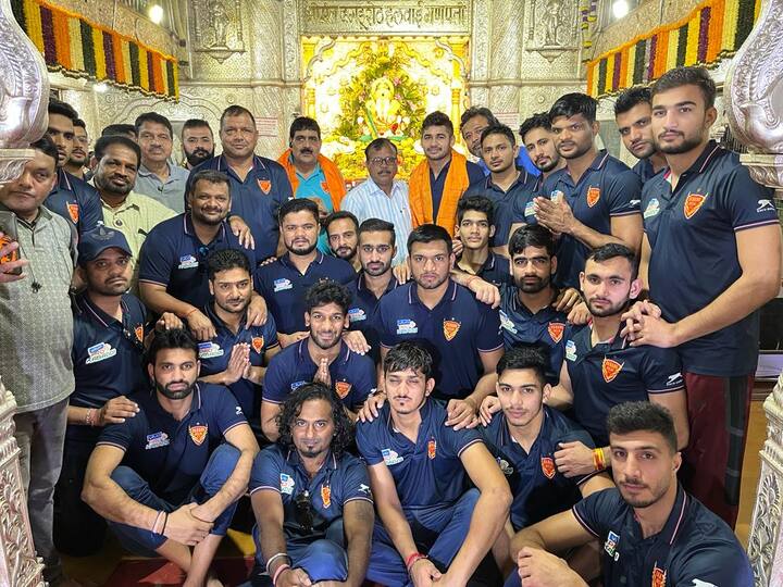 PKL : प्रो कबड्डी लीगचे गतविजेते दबंग दिल्ली कबड्डी क्लबने श्रीमंत दगडूशेठ हलवाई गणपती मंदिराला भेट देत बाप्पाचे आशिर्वाद घेतले.