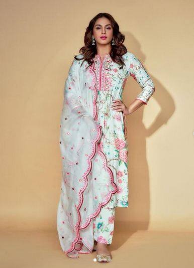 ਹੁਮਾ ਕੁਰੈਸ਼ੀ ਨੇ ਫਲੋਰਲ ਪ੍ਰਿੰਟਿਡ ਸੂਟ 'ਚ ਮਚਾਈ ਤਬਾਹੀ, ਦੇਸੀ ਲੁੱਕ 'ਚ ਆਈ ਨਜ਼ਰ