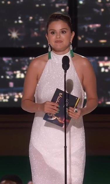 इसी साल हुए एमी अवॉर्ड्स में सेलेना को इस बुरे अनुभव से गुजरना पड़ा. एमी अवॉर्ड्स में सेलेना जगमगाते सफेद गाउन में पहुंची थी.