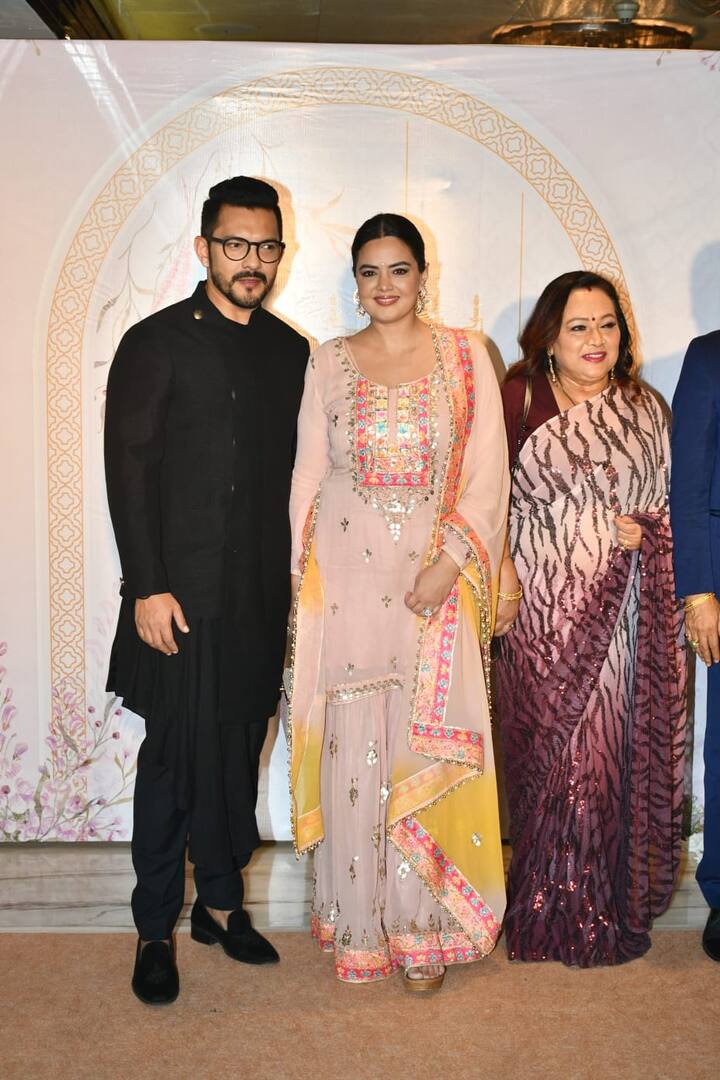 आदित्य ने अपनी पत्नी के साथ भी पैपराजी को पोज दिए. दोनों इस दौरान ट्रेडिशनल लुक में नजर आए.