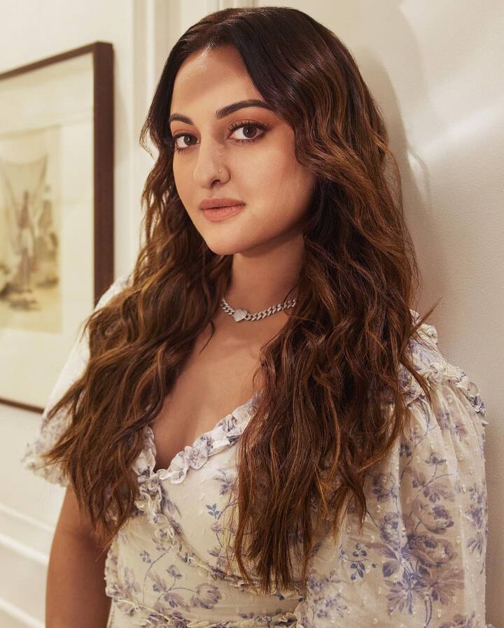 अनेकवेळा अभिनेत्री तिच्या वाढलेल्या वजनामुळे ट्रोलही झाली आहे. मात्र, यावेळी फक्त सोनाक्षीच्या परफेक्ट फिगरने चाहत्यांचे होश उडाले आहेत.(फोटो सौजन्य: aslisona/इंस्टाग्राम)