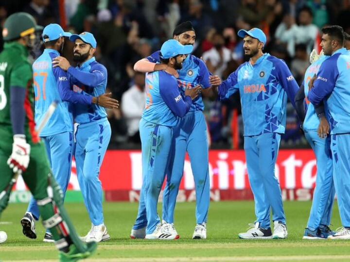 Apart from Rohit Sharma, Virat Kohli and coach Rahul Dravid are giving their business class seats to the fast bowler T20 WC 2022: ऑस्ट्रेलिया में यात्रा के दौरान भारतीय कोच और कप्तान तेज गेंदबाजों को दे रहे हैं अपनी बिजनेस क्लास सीट, जानें क्या है वजह