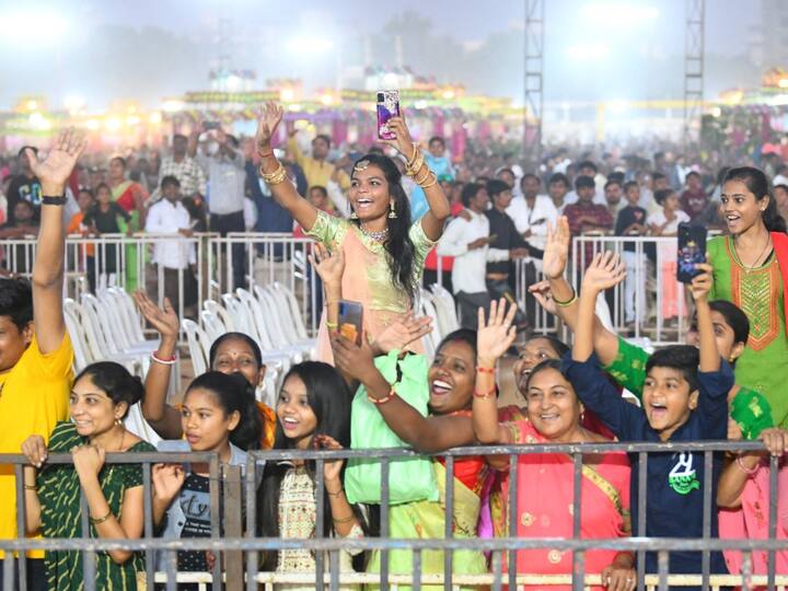 Relatives of the couples who got married and the people of Gujarat were waving and showing their support. PM Modi while tweeting about the event said 