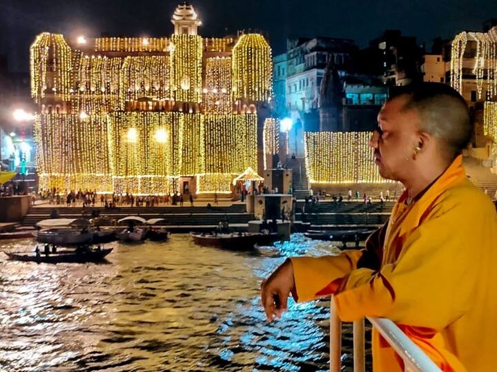 In Pics: आज देव दीपावली है, इस खास पर्व को लेकर खास तैयारियां की गई हैं. प्रशासन ने इस पर्व को भव्य बनाने के लिए पूरी तैयारियां की है. वाराणसी के घाट आज 10 लाख दीयों की रोशनी से जगमगा उठेगें. सीएम योगी खुद इस उत्सव की तैयारियों पर नजर रखे हुए हैं. रविवार को मुख्यमंत्री योगी आदित्यनाथ खुद वाराणसी पहुंचे, जहां उन्होंने तैयारियों का जायजा लिया.