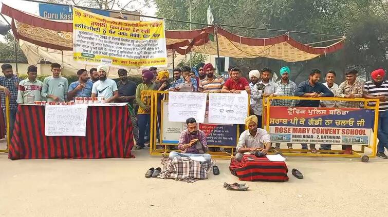 Fake degrees from the university Students started protest  got support from Kisan Union ਯੂਨੀਵਰਸਿਟੀ ਵਿੱਚੋਂ ਮਿਲੀਆਂ ਜਾਅਲੀ ਡਿਗਰੀਆਂ ! ਵਿਦਿਆਰਥੀਆਂ ਨੇ ਸ਼ੁਰੂ ਕੀਤਾ ਪ੍ਰਦਰਸ਼ਨ, ਕਿਸਾਨ ਯੂਨੀਅਨ ਦਾ ਮਿਲਿਆ ਸਾਥ