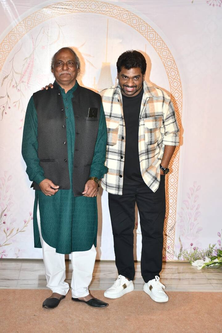 रिसेप्शन पार्टी में कॉमेडियन जाकिर हुसैन भी नजर आए. जो बेहद ही सिंपल लुक में वहां पहुंचे थे.