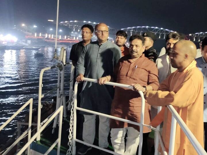 सीएम योगी आदित्यनाथ ने नमो घाट से नाव के जरिए पूरी तैयारियां देखी. तस्वीरों में दूर-दूर तक रोशनी की जगमग देखी जा सकती है.