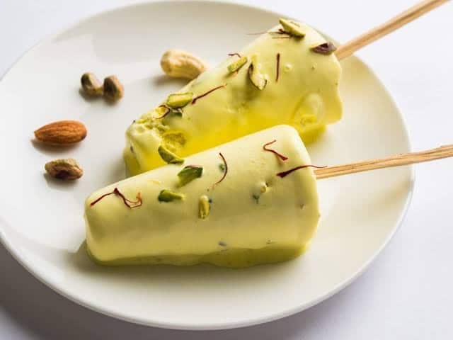 कुल्फी: लोकप्रिय मलाईदार मिठाई जिसे आमतौर पर भारतीय आइसक्रीम के रूप में जाना जाता है, इसका नाम फारसी शब्द कुल्फी से मिलता है, जिसका अर्थ है ढका हुआ कप. कुल्फी का इतिहास देखें तो मुगल शासन के दौरान, दूध को सूखे मेवे और केसर के साथ मिलाकर बनाया जाता था और धातु के कोन में डालकर जमाया जाता था. फिर इसे धातु के प्यालों से निकालकर परोसा जाता है और इसलिए इसे कुल्फी कहा जाता है.