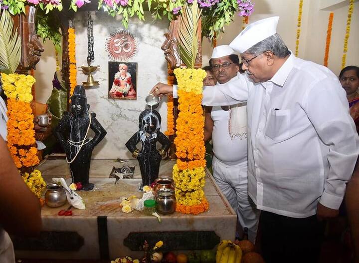 पाटील यांनी विठू माऊलीची मनोभावे पूजा केली. (फोटो सौजन्य : चंद्रकांत पाटील फेसबुक अकाऊंट)