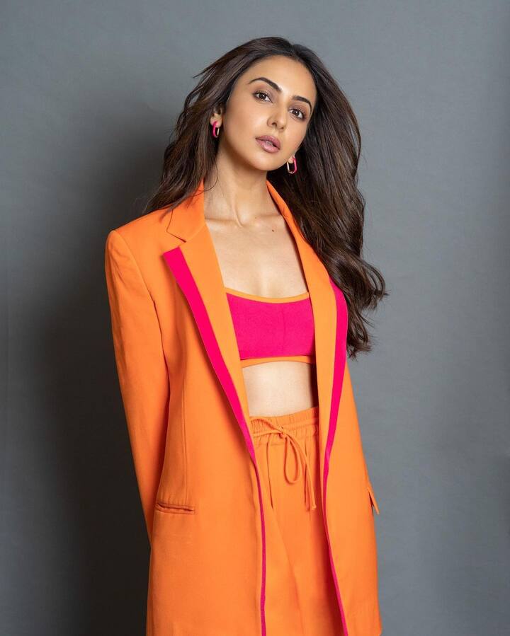 The actress opted for natural hair and little makeup, with her kohled eyes and glossy red lips. (Images Source: Instagram/rakulpreet)