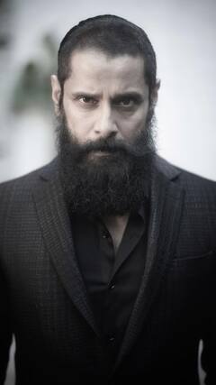 Vikram : நியூ லுக்கில் அசத்தும் நடிகர் விக்ரமின் லேட்டஸ்ட் க்ளிக்ஸ்!
