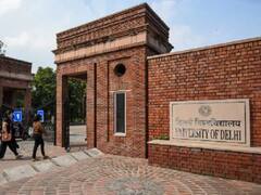 DU में सहायक प्रोफेसर के स्थायी पदों पर हो रही गेस्ट टीचर्स की नियुक्ति, शुरू हुआ विरोध