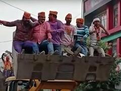 गोला गोकर्णनाथ में बीजेपी की जीत का जश्न, बुलडोजर पर सवार कार्यकर्ताओं ने लगाए नारे, तस्वीरों में देखें अनोखा अंदाज