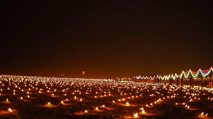 আজ সারা দেশ জুড়ে পালন করা হল দেব দীপাবলি। প্রদীপের আলোক মালায় সেজে উঠল কাশীর ঘাট।