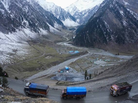 Gulmarg Snow Fall: जम्मू-कश्मीर के गुलमर्ग में हुई बर्फबारी, तस्वीरों में देखें खूबसूरत नजारा