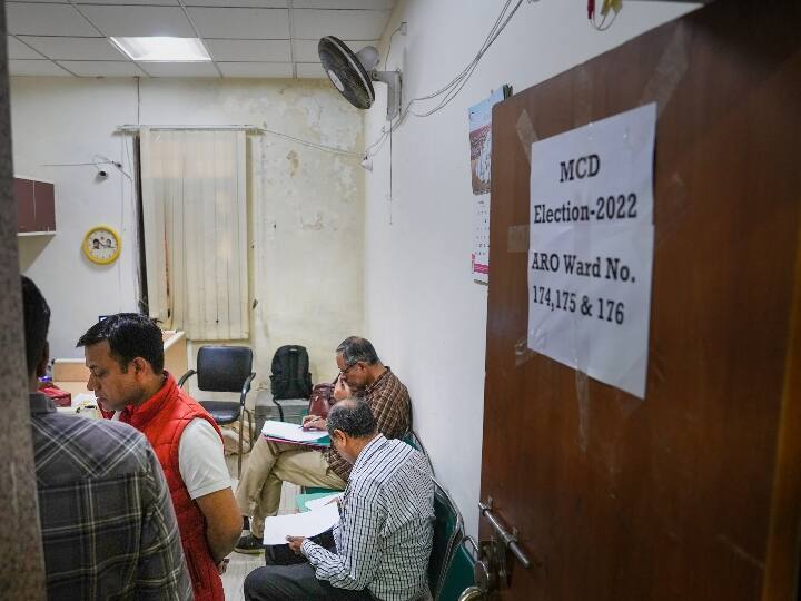 Delhi MCD Election 2022 Nomination Filing Process Start Check Time MCD Election 2022: एमसीडी चुनाव के लिए नामांकन की प्रक्रिया शुरू, एक लाख से अधिक पोस्टर-बैनर हटाए गए