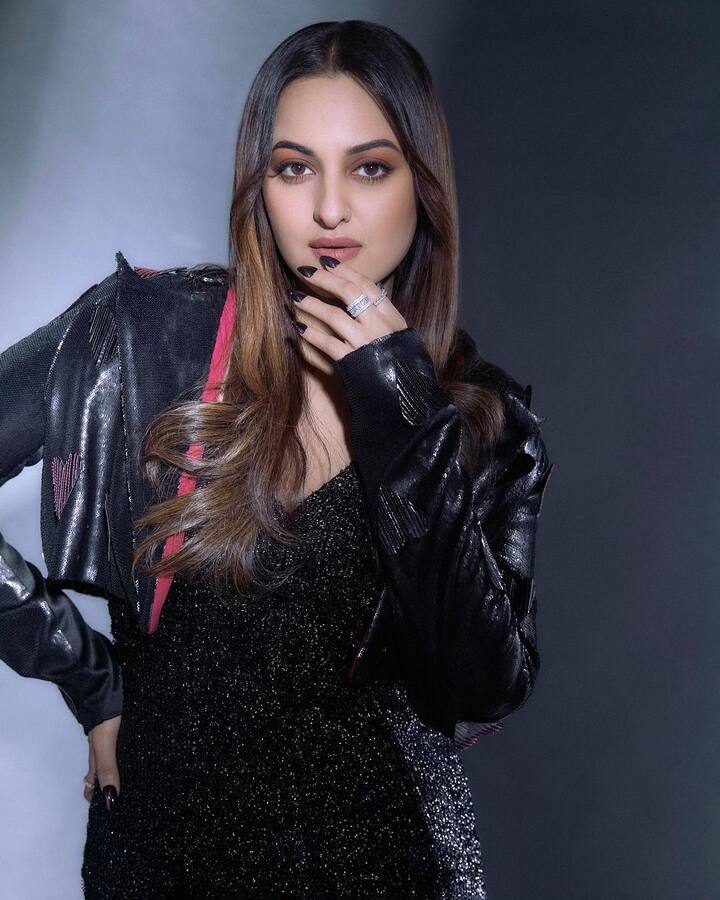 विशेष म्हणजे सोनाक्षी तिच्या नुकत्याच प्रदर्शित झालेल्या 'डबल एक्सएल' या चित्रपटामुळे बऱ्याच दिवसांपासून चर्चेत आहे.(फोटो सौजन्य: aslisona/इंस्टाग्राम)