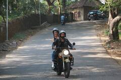 ‘Bhediya’ की रिलीज से पहले बाइक पर 'इश्क' लड़ाते दिखे Kriti Sanon और Varun Dhawan, देखिए दोनों की क्यूट तस्वीरें