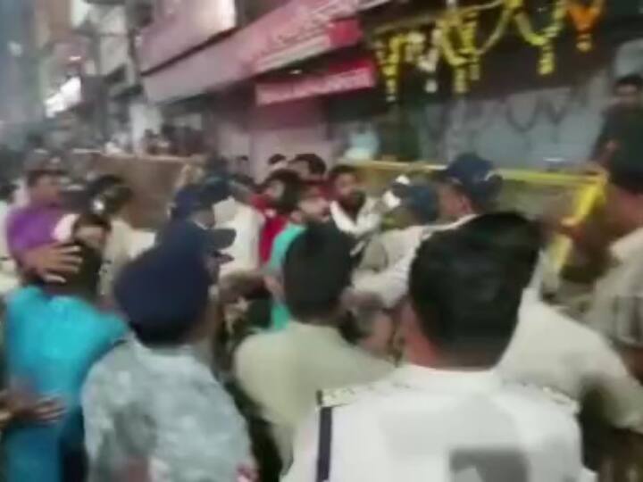 MP News Youths set off fireworks in Harihar Milan Police beaten up in Madhya pradesh ann Watch: हरिहर मिलन में युवकों ने की आतिशबाजी तो पुलिस ने दौड़ा-दौड़ा कर पीटा, वीडियो हो रहा वायरल