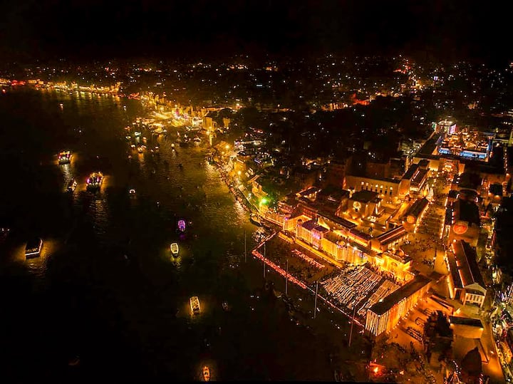 কাশীর দেব দীপাবলি সারা বিশ্বে বিখ্যাত। কার্তিক মাসের পূর্ণিমা তিথিতে অর্থাৎ কার্তিক পূর্ণিমাতে উদযাপিত এই মহা উৎসবের নাম দেব দীপাবলি।