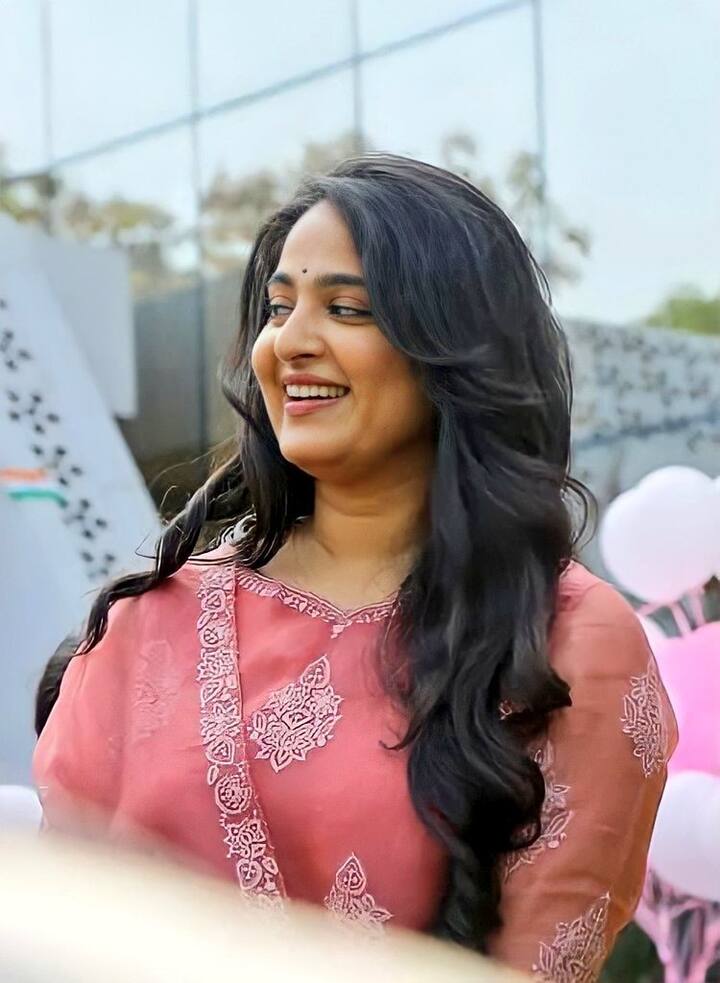 अनुष्का शेट्टी को तमिल और तेलुगू फिल्मों की क्वीन कहा जाता है. अनुष्का बेशक करोड़ों की संपत्ति की मालकिन हैं, लेकिन आज भी एक्ट्रेस अपनी सादगी के लिए पहचानी जाती हैं.