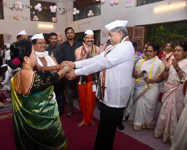 विठू नामाच्या जयघोषात चंद्रकांत पाटील यांनी फुगडीचा फेर धरला. (फोटो सौजन्य : चंद्रकांत पाटील फेसबुक अकाऊंट)