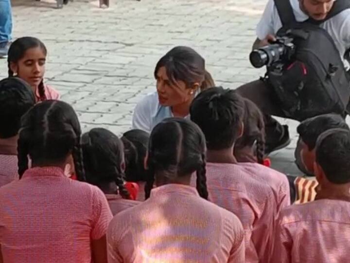 सोमवार सुबह प्रियंका चोपड़ा लखनऊ के लालपुर आंगनवाड़ी केन्द्र पहुंची, जहां एक्ट्रेस को देखकर बच्चों में काफी उत्साह दिखाई दिया. प्रियंका चोपड़ा ने बच्चों के साथ काफी देकर तक बात की और उनके खाने को लेकर सवाल किए. उन्होंने बच्चों से सवाल किए उन्हें खाने में क्या-क्या दिया जाता है.यही नहीं इस दौरान बच्चों की लंबाई और वजन को मापा गया. बच्चे भी प्रियंका चोपड़ा को अपने बीच पाकर बहुत खुश दिखाई दे रहे थे.