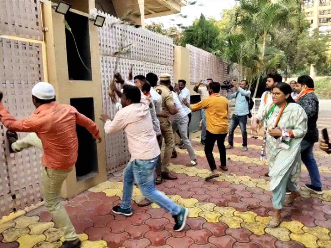 Aurangabad NCP Protest : राष्ट्रवादीचे कार्यकर्ते आक्रमक, अब्दुल सत्तार यांच्या औरंगाबादमधील घरावर दगडफेक latest marathi news update ncp worker protest at Abdul Sattar house in Aurangabad after his remarks against NCP MP Supriya Sule Aurangabad NCP Protest : राष्ट्रवादीचे कार्यकर्ते आक्रमक, अब्दुल सत्तार यांच्या औरंगाबादमधील घरावर दगडफेक