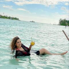 रेड बिकिनी पहने बीच समंदर एंजॉय करती नजर आईं Madalsa Sharma..., होश उड़ा देगा 'काव्या' का ये ग्लैमरस अवतार