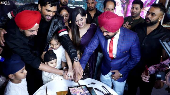 ਇਸ ਮੌਕੇ ਡਾਇਰੈਕਟਰ ਸਿਮਰਜੀਤ ਸਿੰਘ, ਉੱਘੀ ਅਦਾਕਾਰਾ ਸੁਨੀਤਾ ਧੀਰ, ਸੰਗੀਤ ਸਮਰਾਟ ਚਰਨਜੀਤ ਆਹੂਜਾ, ਹਿਮਾਂਸ਼ੀ ਖੁਰਾਣਾ, ਸੋਨੀਆ ਮਾਨ, ਰੇਸ਼ਮ ਅਨਮੋਲ, ਨਿਸਵਾਨ ਭੁੱਲਰ, ਦਿਲਜੋਤ, ਤਰਸ਼ੇਮ ਪਾਲ, ਨਵ ਬਾਜਵਾ, ਸੁਖਦੀਪ ਸਿੰਘ, ਗੁਰਮੀਤ ਸਾਜਨ ਆਦਿ ਇੰਡਸਟਰੀ ਦੀਆਂ ਵੱਡੀਆਂ ਹਸਤੀਆਂ ਨੇ ਸ਼ਿਰਕਤ ਕੀਤੀ।