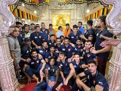 PKL 9 : दबंग दिल्ली कबड्डी क्लबचे खेळाडू पोहोचले श्रीमंत दगडूशेठ हलवाई गणपती मंदिरात, बाप्पाचे घेतले आशिर्वाद