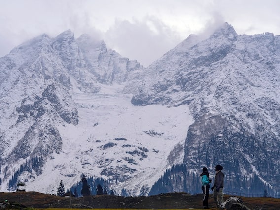 Gulmarg Snow Fall: जम्मू-कश्मीर के गुलमर्ग में हुई बर्फबारी, तस्वीरों में देखें खूबसूरत नजारा