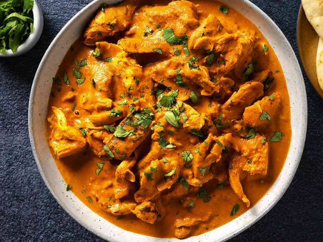 चिकन टिक्का मसाला : सुनकर आप शॉक्ड रह हो होंगे लेकिन यह सच है. चिकन टिक्का मसाला असल में यूनाइटेड़ किंगड़म में एक भारतीय शेफ ने बनाया था, लेकिन इंडियंस में यह इतना पॉपुलर है कि लोग इसे अपना मानने लग गए. आपको एक और बात जानकर हैरानी होगी कि चिकन टिक्का मसाला इंग्लैण्ड की राष्ट्रीय डिश है.