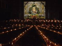 Dagadusheth Halwai Ganapati: एक लाख दिव्यांनी सजले दगडूशेठ गणपती मंदिर, पाहा फोटो